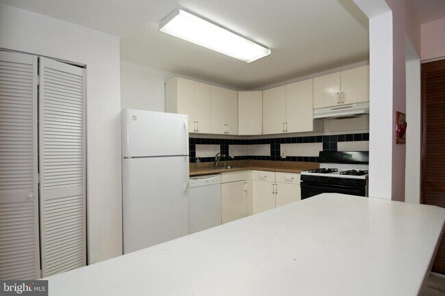 Building Photo - 4400 Island Pl
