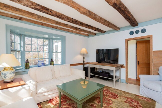 Foto del edificio - 134 Three Mile Harbor Rd