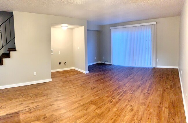 Foto del edificio - 2 Bedroom Town House!