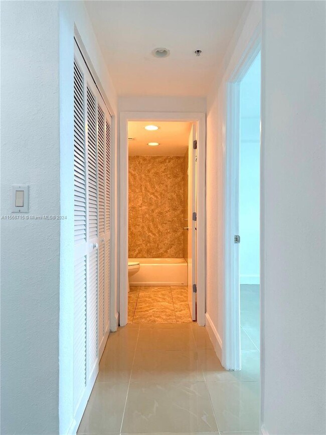 Foto del edificio - 7501 E Treasure Dr