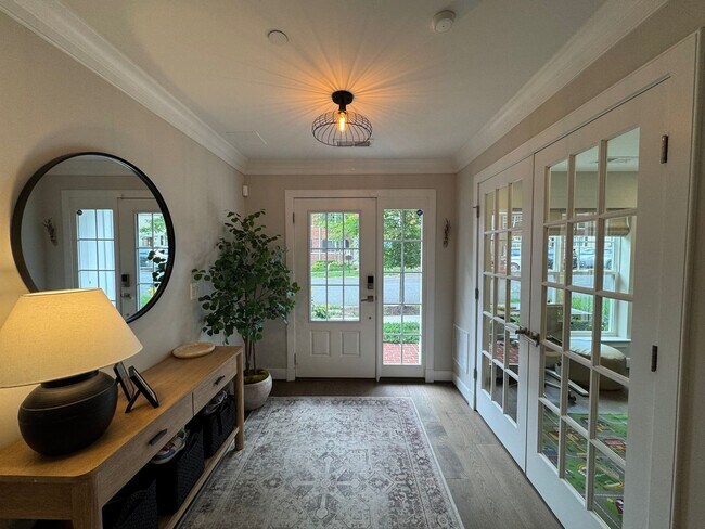 Foto del edificio - Luxurious 4 Bed 3.5 Bath End-Unit Brick To...