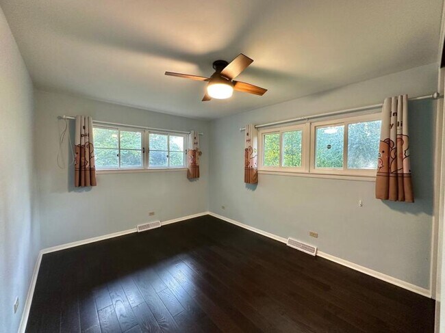 Building Photo - 3 bedroom in Hinsdale IL 60521