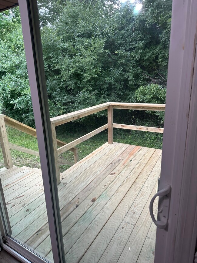 New, large deck in large backyard - 2555 Ridgemoor Dr SE