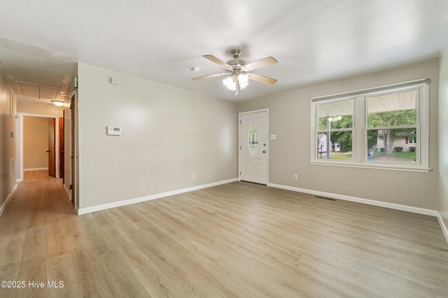 Building Photo - 513 Jarman St