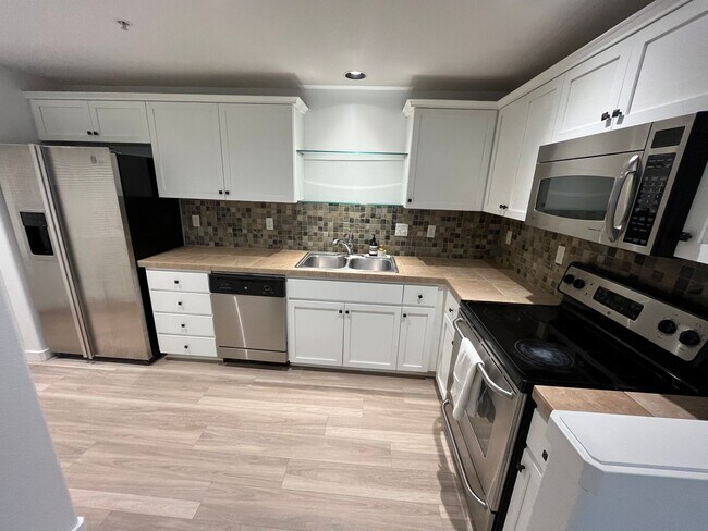 Foto del edificio - Beautifully Updated Lower Level 2 Bedroom ...