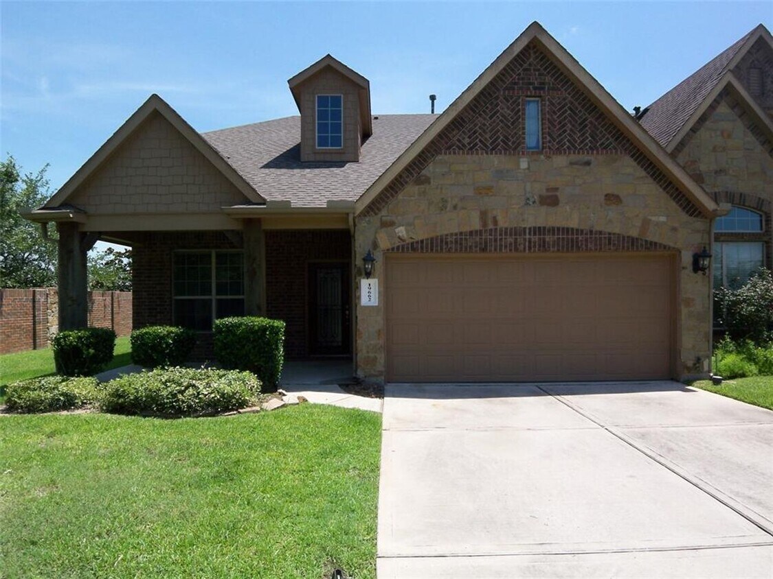 Foto principal - You must see this Stunning 2 story Townhou...
