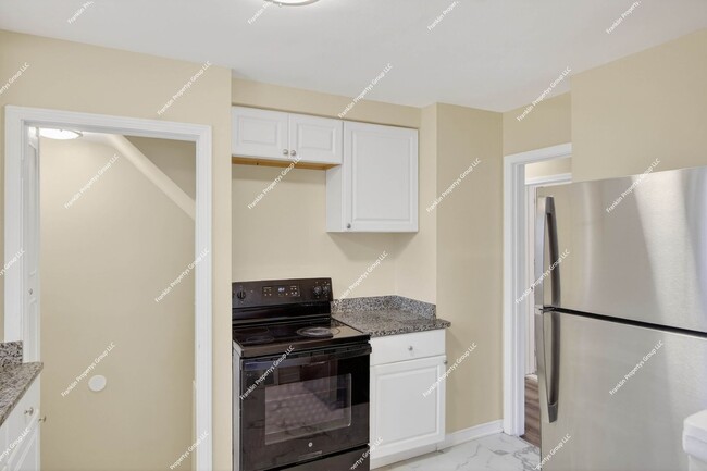 Building Photo - Charming Recently Renovated 3-Bedroom Bungalow in Detroit!