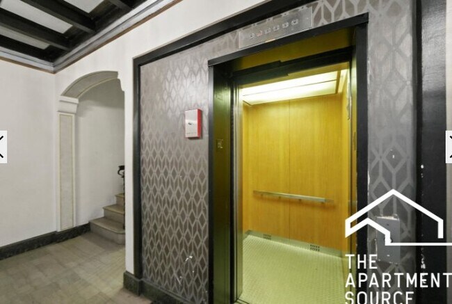Foto del edificio - 2779 N Milwaukee Ave