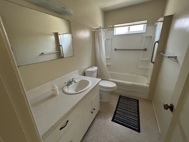 Foto del edificio - 740 Rougeot Pl