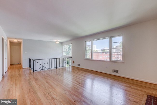 Building Photo - 2806 S Fern St