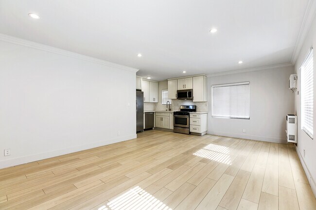 Building Photo - 341 N Heliotrope Dr