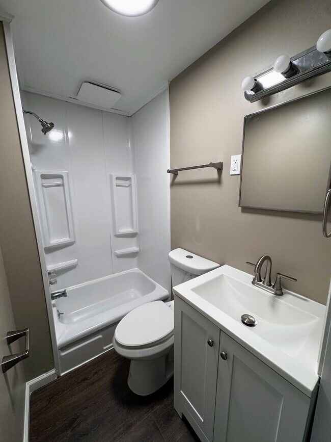 Foto del edificio - *Spacious 2-Bedroom Apartment with 1.5 Bath Available Now in Batavia!*