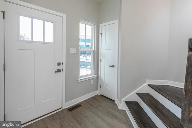 Building Photo - 2410 Lenox Dr