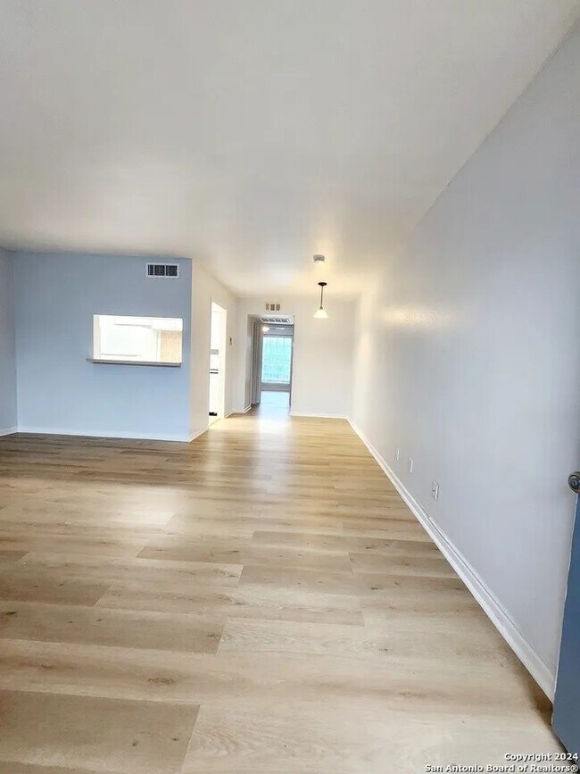 Foto del edificio - 8401 N New Braunfels Ave