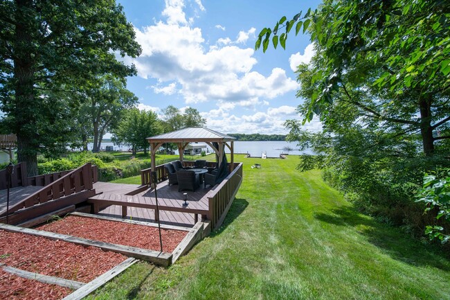 Building Photo - 27657 W Lakeshore Dr