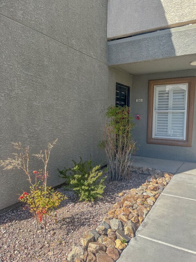 Building Photo - Newly Remodeled 2 Bedroom Condo with Custo...