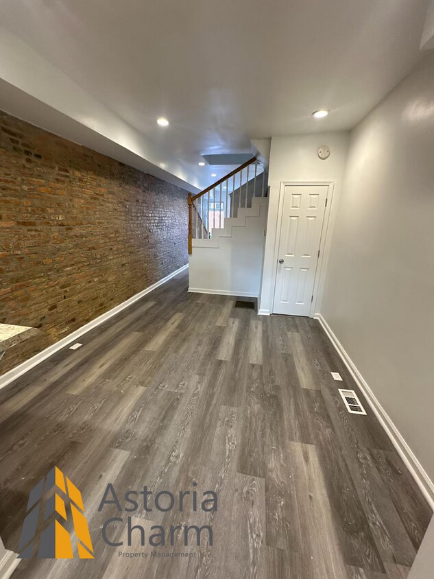 Foto del edificio - 3 Bedroom End Unit with Finished Basement and Fenced Yard on E 28th Street