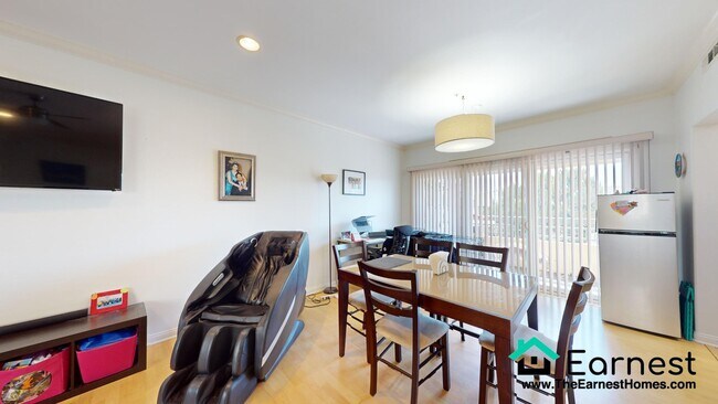 Building Photo - 3 + 2 CHARMING UNFURNISHED CONDO IN THE HE...