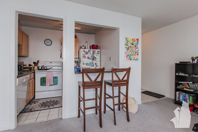 Foto del edificio - 2740 N Pine Grove Ave