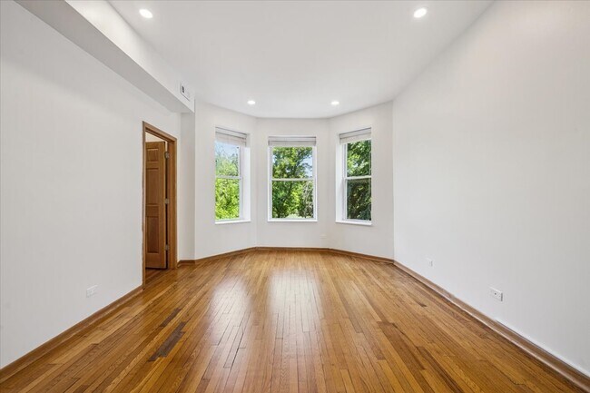 Foto del edificio - 2751 W Logan Blvd