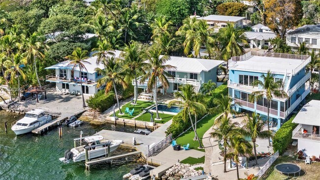 Foto del edificio - 69 Shoreland Dr