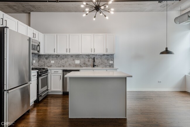 Building Photo - 933 W Van Buren St