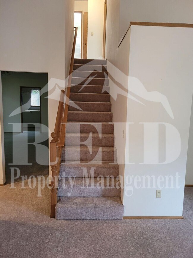 Foto del edificio - Ridgetop / Island Lake home located in a cul-de-sac