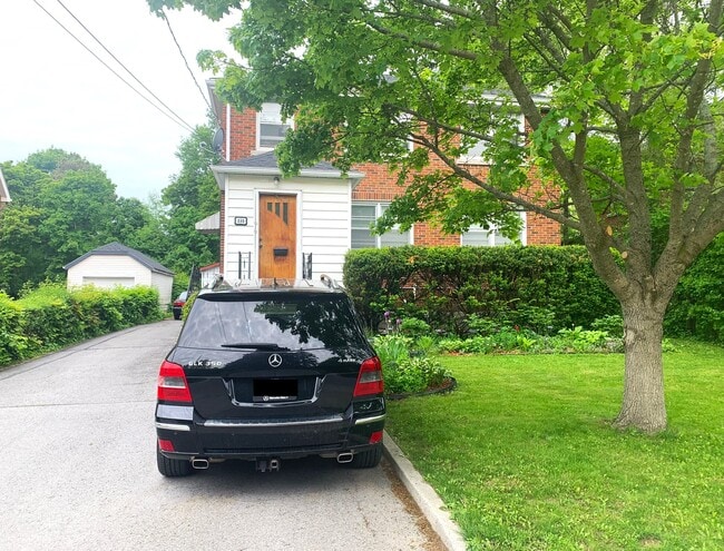 Building Photo - 330 Willingdon Av