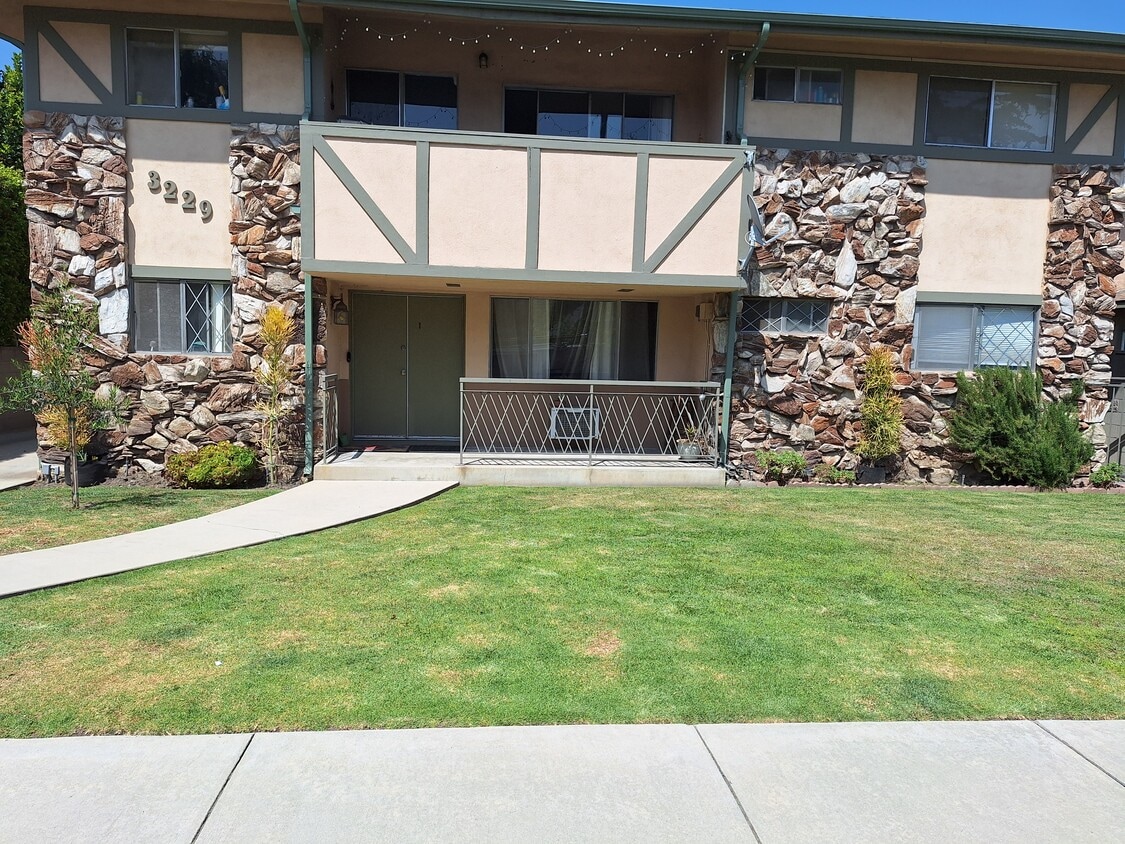 Front of Building - 3229 Glenhurst Ave
