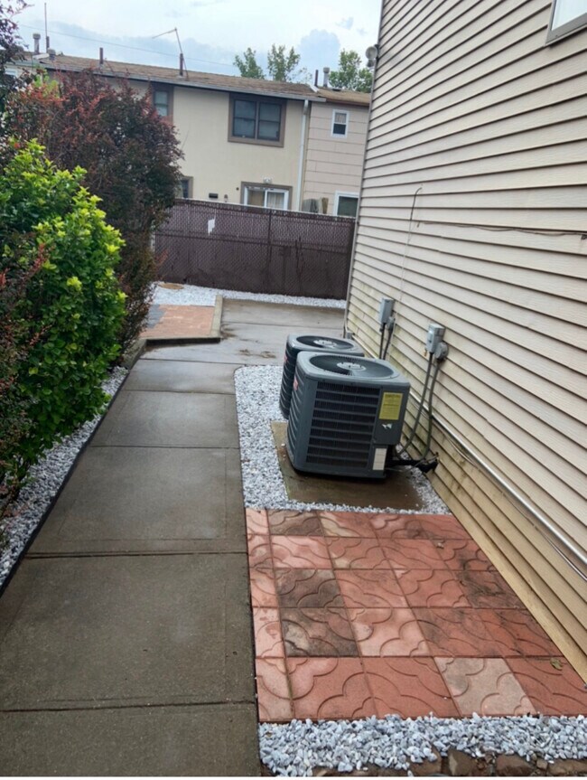 Side Yard (fully maintenance free) - 85 Robinson Ave