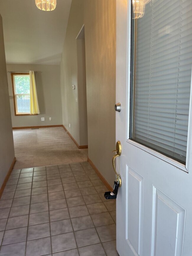 Building Photo - 4 Bed 2.5 Bath Home in Windsor