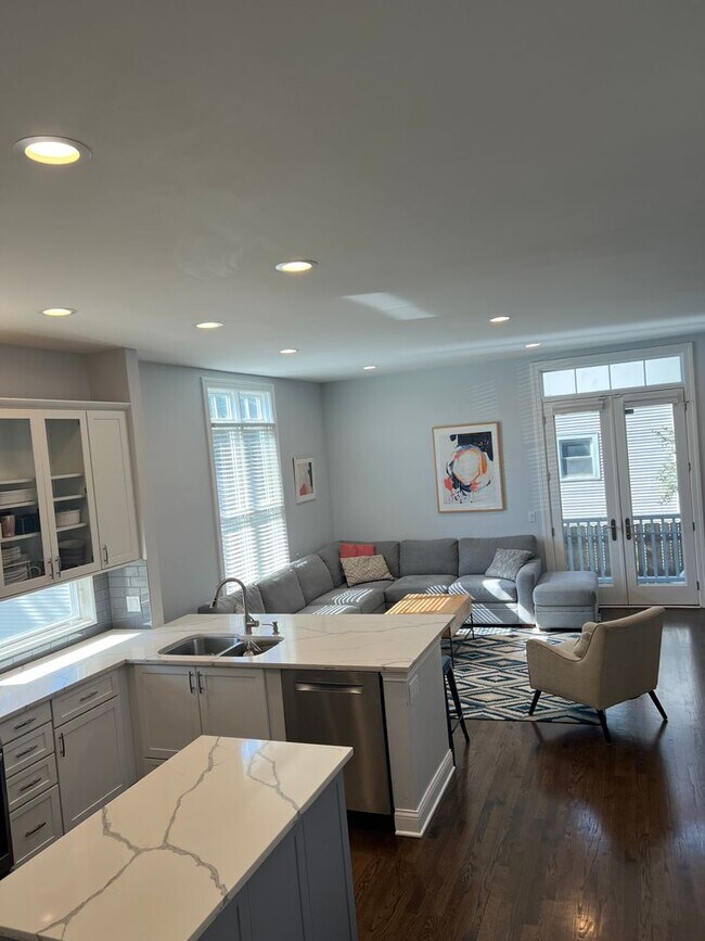 Foto del edificio - 1702 N Maplewood Ave