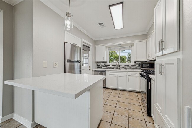 Foto del edificio - 4118 Gardendale Dr