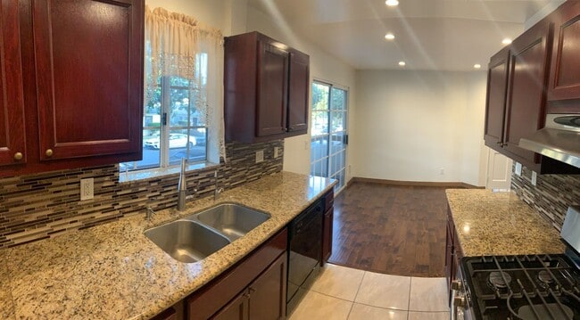 Foto del edificio - 305 E Valencia Ave