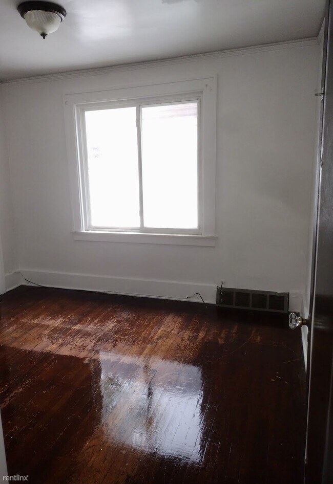 Foto del edificio - 5 br, 1.5 bath House - 7781 Burnette St