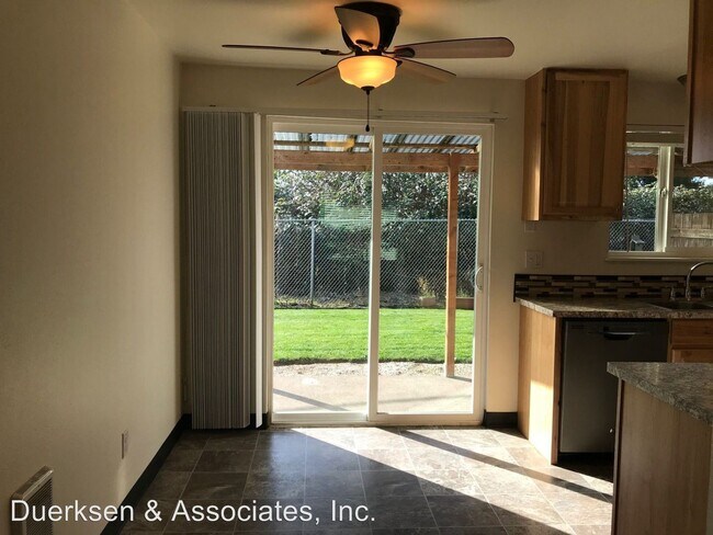 Foto del edificio - 136-140 NE Conifer Blvd