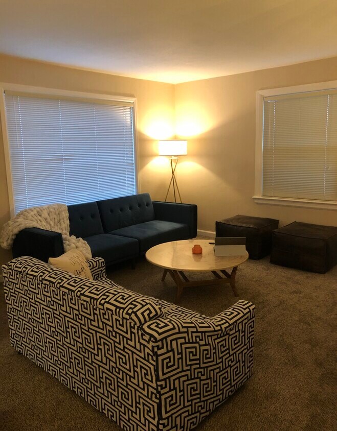 Living room - 4820 W Franklin Rd