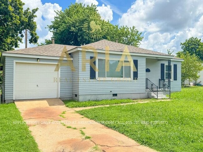Foto del edificio - LOCATION! LOCATION! LOCATION! Charming 2 B...