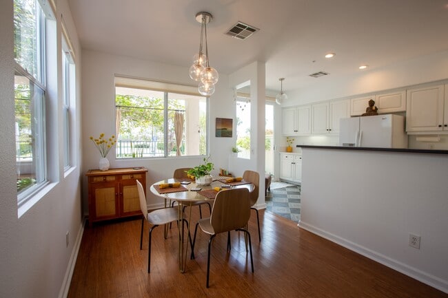 Building Photo - 593 Sweet Pea Pl