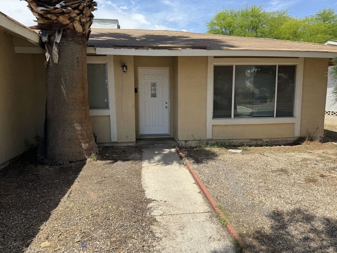 Primary Photo - 4417 E Ogden Ave