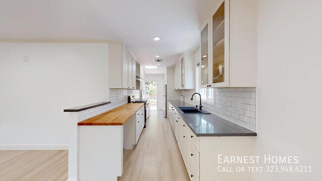 Building Photo - 5844 Vesper Ave