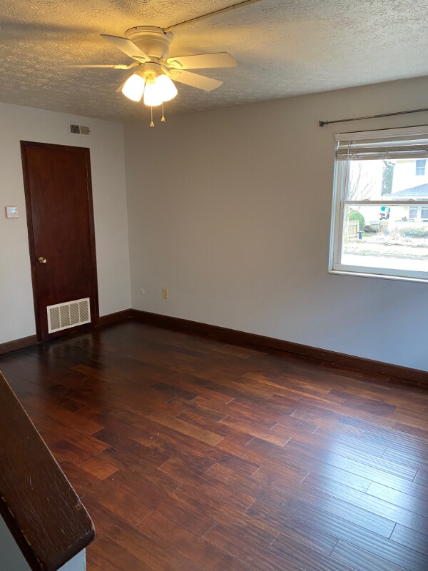 Foto del edificio - 136 W Pacemont Rd