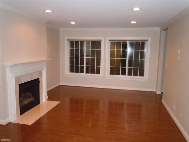 Building Photo - 3 br, 2.5 bath Condo - 304 James Cir