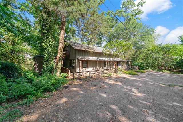 Building Photo - 216 Pinewood Ln