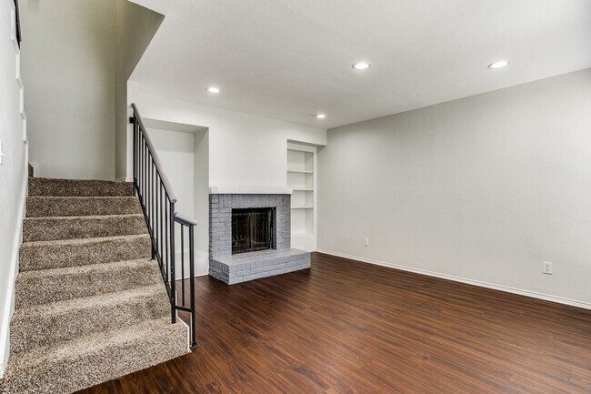 Building Photo - An A1 Townhome in Bedford For Lease