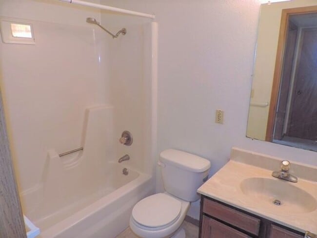 Building Photo - $1,050 | 2 Bedroom, 1 Bathroom Condo | Sub...