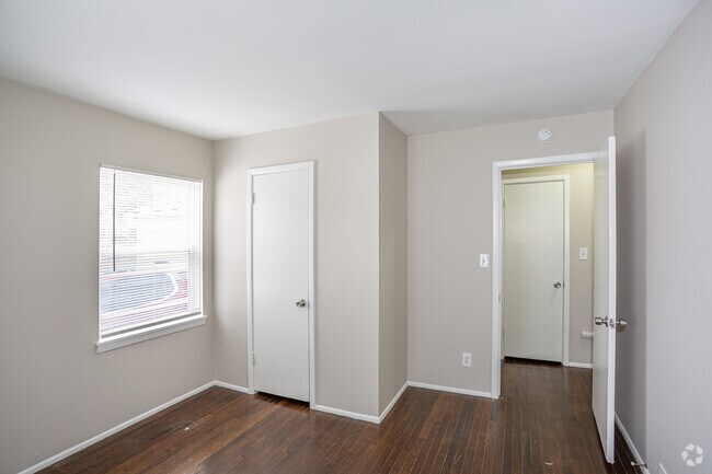 2BR, 2BA - 900 SF - Roseland Court Luxury Duplexes