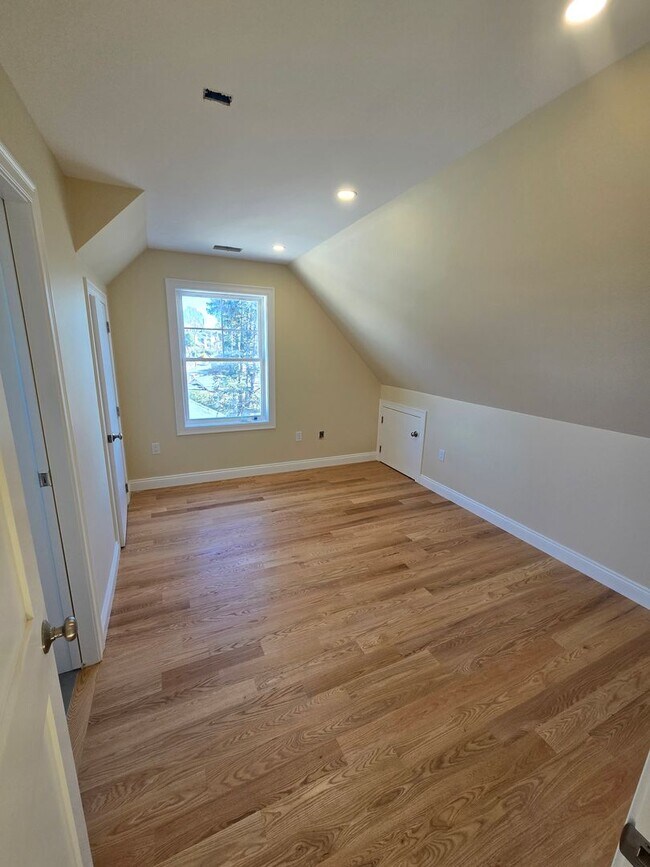 Building Photo - 3bed/3 bath in Brighton