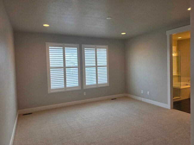 Foto del edificio - 1434 E Erickson Knl Ln