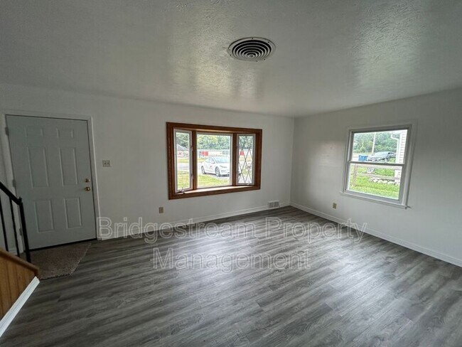 Foto del edificio - 4893 Burkhardt Rd